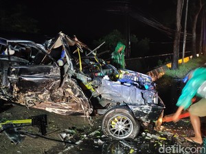 Mobil Panther Ringsek Parah Ditabrak Truk di Temon Kulon Progo