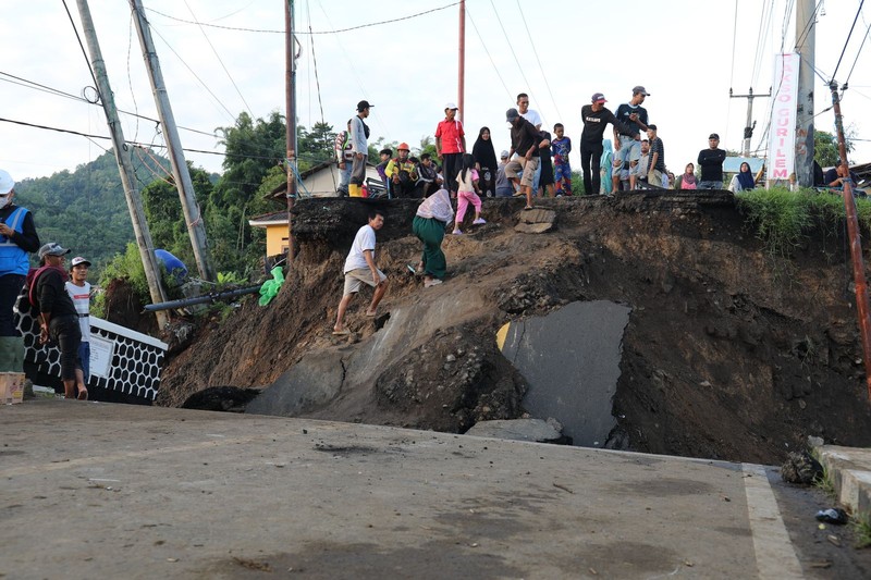 Kondisi permukiman warga yang terdampak di sekitar pasar Kampung Gumelar, Pelabuhan Ratu, Kabupaten Sukabumi, Jawa Barat, Sabtu (8/3/2025). (Dok. BNPB) Kondisi permukiman warga yang terdampak di sekitar pasar Kampung Gumelar, Pelabuhan Ratu, Kabupaten Sukabumi, Jawa Barat, Sabtu (8/3/2025). (Dok. BNPB)