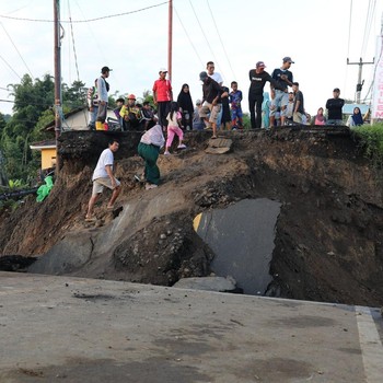 Gibran Turun Gunung Cek Jembatan di Sukabumi yang Ambruk karena Banjir
