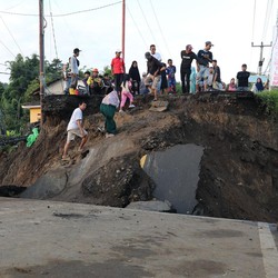 Gibran Turun Gunung Cek Jembatan di Sukabumi yang Ambruk karena Banjir