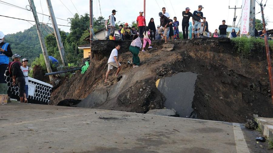 Kondisi permukiman warga yang terdampak di sekitar pasar Kampung Gumelar, Pelabuhan Ratu, Kabupaten Sukabumi, Jawa Barat, Sabtu (8/3/2025). (Dok. BNPB)