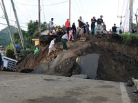 Gibran Turun Gunung Cek Jembatan di Sukabumi yang Ambruk karena Banjir