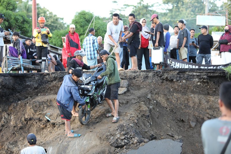 Kondisi permukiman warga yang terdampak di sekitar pasar Kampung Gumelar, Pelabuhan Ratu, Kabupaten Sukabumi, Jawa Barat, Sabtu (8/3/2025). (Dok. BNPB) Kondisi permukiman warga yang terdampak di sekitar pasar Kampung Gumelar, Pelabuhan Ratu, Kabupaten Sukabumi, Jawa Barat, Sabtu (8/3/2025). (Dok. BNPB)