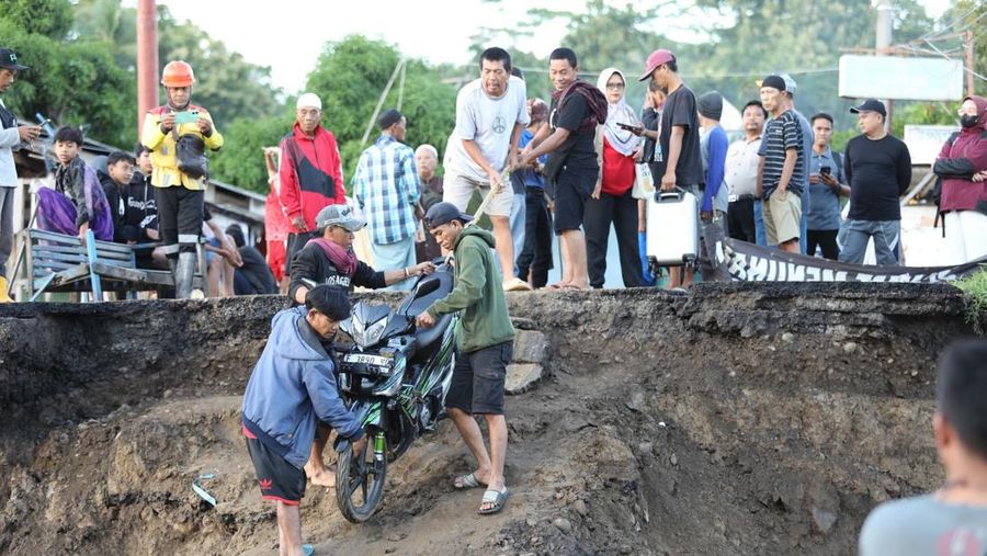 Kondisi permukiman warga yang terdampak di sekitar pasar Kampung Gumelar, Pelabuhan Ratu, Kabupaten Sukabumi, Jawa Barat, Sabtu (8/3/2025). (Dok. BNPB)