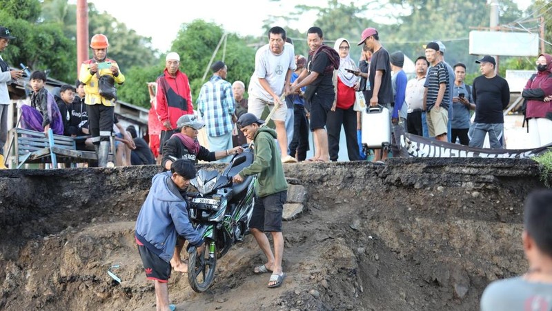 Kondisi permukiman warga yang terdampak di sekitar pasar Kampung Gumelar, Pelabuhan Ratu, Kabupaten Sukabumi, Jawa Barat, Sabtu (8/3/2025). (Dok. BNPB)