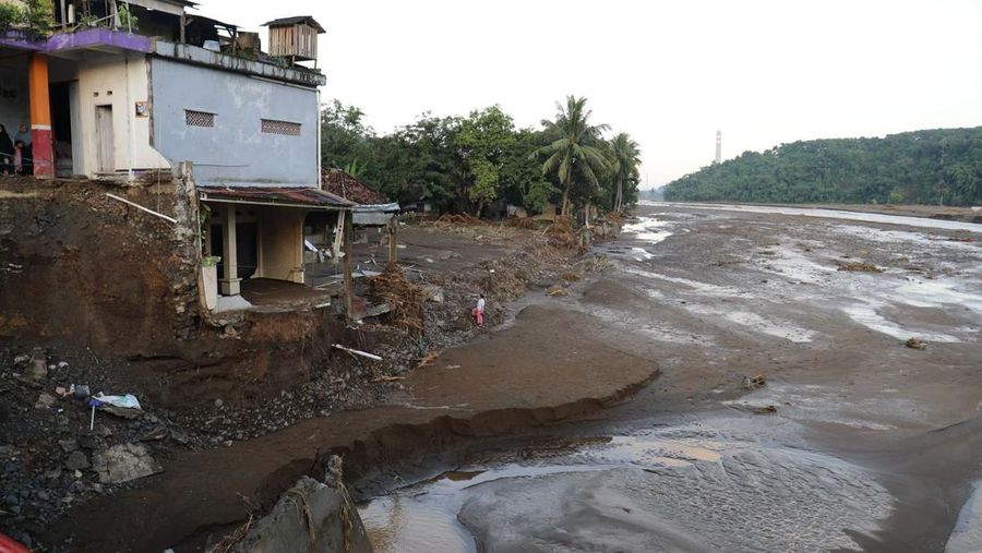 Kondisi permukiman warga yang terdampak di sekitar pasar Kampung Gumelar, Pelabuhan Ratu, Kabupaten Sukabumi, Jawa Barat, Sabtu (8/3/2025). (Dok. BNPB)