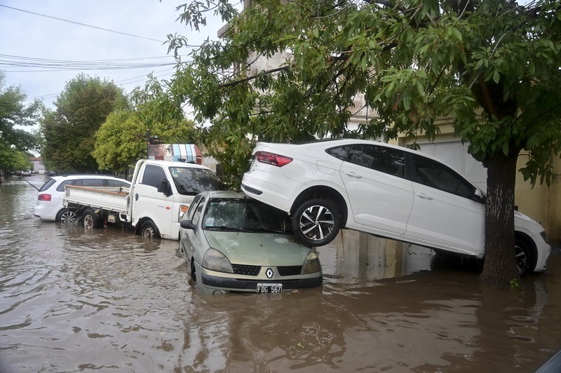 Mobil-mobil yang terparkir terendam banjir setelah badai di Bahia Blanca, Argentina, Jumat (7/3/2025). (AP Photo/Juan Sebastian Lobos) Mobil-mobil yang terparkir terendam banjir setelah badai di Bahia Blanca, Argentina, Jumat (7/3/2025). (AP Photo/Juan Sebastian Lobos)