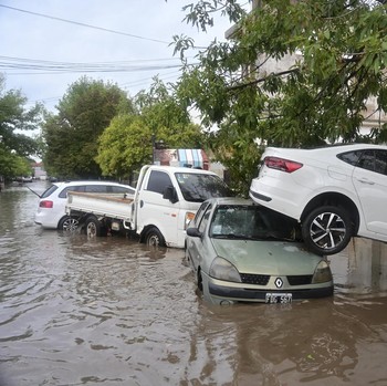 Mirip Bekasi! Kota Ini Dilanda Banjir Besar, Jalan-Mobil 'Tenggelam'