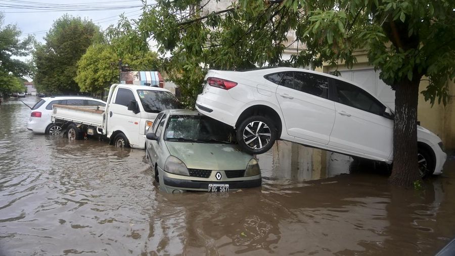 Mobil-mobil yang terparkir terendam banjir setelah badai di Bahia Blanca, Argentina, Jumat (7/3/2025). (AP Photo/Juan Sebastian Lobos)