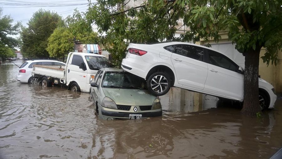 Mobil-mobil yang terparkir terendam banjir setelah badai di Bahia Blanca, Argentina, Jumat (7/3/2025). (AP Photo/Juan Sebastian Lobos) Mobil-mobil yang terparkir terendam banjir setelah badai di Bahia Blanca, Argentina, Jumat (7/3/2025). (AP Photo/Juan Sebastian Lobos)