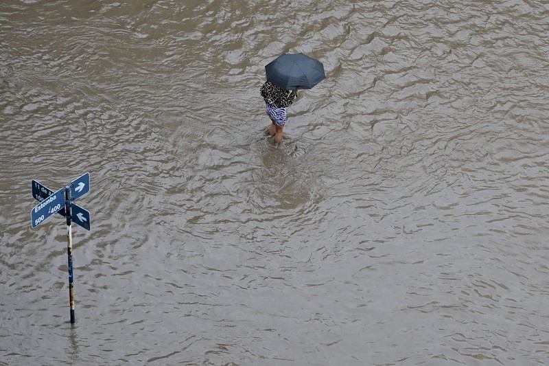 Mobil-mobil yang terparkir terendam banjir setelah badai di Bahia Blanca, Argentina, Jumat (7/3/2025). (AP Photo/Juan Sebastian Lobos) Mobil-mobil yang terparkir terendam banjir setelah badai di Bahia Blanca, Argentina, Jumat (7/3/2025). (AP Photo/Juan Sebastian Lobos)