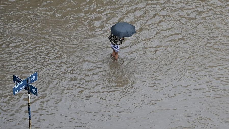 Mobil-mobil yang terparkir terendam banjir setelah badai di Bahia Blanca, Argentina, Jumat (7/3/2025). (AP Photo/Juan Sebastian Lobos)