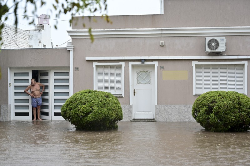 Mobil-mobil yang terparkir terendam banjir setelah badai di Bahia Blanca, Argentina, Jumat (7/3/2025). (AP Photo/Juan Sebastian Lobos)