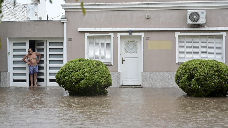 Mobil-mobil yang terparkir terendam banjir setelah badai di Bahia Blanca, Argentina, Jumat (7/3/2025). (AP Photo/Juan Sebastian Lobos)