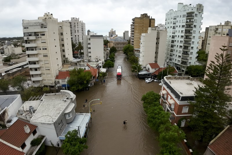 Mobil-mobil yang terparkir terendam banjir setelah badai di Bahia Blanca, Argentina, Jumat (7/3/2025). (AP Photo/Juan Sebastian Lobos) Mobil-mobil yang terparkir terendam banjir setelah badai di Bahia Blanca, Argentina, Jumat (7/3/2025). (AP Photo/Juan Sebastian Lobos)