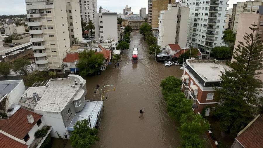 Mobil-mobil yang terparkir terendam banjir setelah badai di Bahia Blanca, Argentina, Jumat (7/3/2025). (AP Photo/Juan Sebastian Lobos)