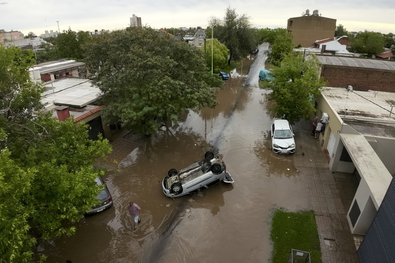 Mobil-mobil yang terparkir terendam banjir setelah badai di Bahia Blanca, Argentina, Jumat (7/3/2025). (AP Photo/Juan Sebastian Lobos) Mobil-mobil yang terparkir terendam banjir setelah badai di Bahia Blanca, Argentina, Jumat (7/3/2025). (AP Photo/Juan Sebastian Lobos)