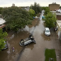 Diterjang Banjir Besar, 10 Orang Tewas & Ribuan Lainnya Mengungsi