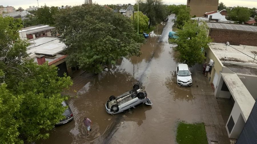 Banjir setelah badai di Bahia Blanca, Argentina, Jumat (7/3/2025). (AP Photo/Juan Sebastian Lobos)