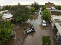 Diterjang Banjir Besar, 10 Orang Tewas & Ribuan Lainnya Mengungsi