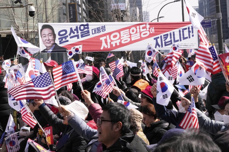 Presiden Korea Selatan (Korsel) yang dimakzulkan Yoon Suk Yeol dibebaskan dari tahanan pada hari Sabtu (8/3/2025). Presiden Korea Selatan (Korsel) yang dimakzulkan Yoon Suk Yeol dibebaskan dari tahanan pada hari Sabtu (8/3/2025). (Kim Do-hun/Yonhap via AP)