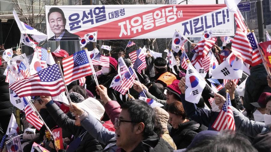 Presiden Korea Selatan (Korsel) yang dimakzulkan Yoon Suk Yeol dibebaskan dari tahanan pada hari Sabtu (8/3/2025). (Kim Do-hun/Yonhap via AP)