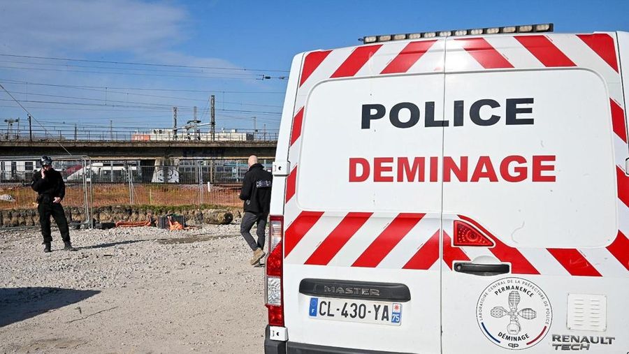 Penemuan bom raksasa seberat 500Kg di ekat Stasiun Gare du Nord Paris, Prancis, Jumat (7/3/2025) pagi waktu setempat.(Handout via REUTERS)