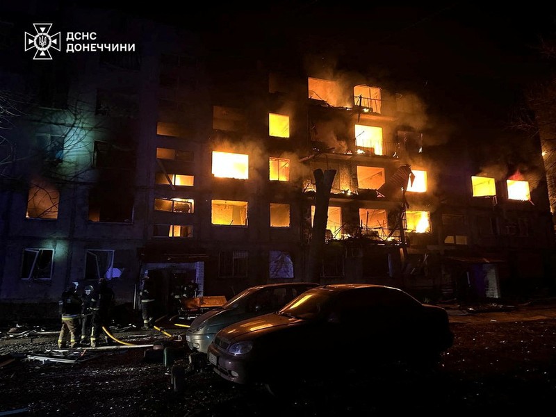 Petugas pemadam kebakaran bekerja pada lokasi pemukiman yang terkena serangan militer Rusia di kota Dobropillia, wilayah Donetsk, Ukraina, Sabtu (8/3/2025). (Donetsk region/Handout via REUTERS) Petugas pemadam kebakaran bekerja pada lokasi pemukiman yang terkena serangan militer Rusia di kota Dobropillia, wilayah Donetsk, Ukraina, Sabtu (8/3/2025). (Donetsk region/Handout via REUTERS)