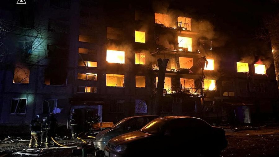 Petugas pemadam kebakaran bekerja pada lokasi pemukiman yang terkena serangan militer Rusia di kota Dobropillia, wilayah Donetsk, Ukraina, Sabtu (8/3/2025). (Donetsk region/Handout via REUTERS)