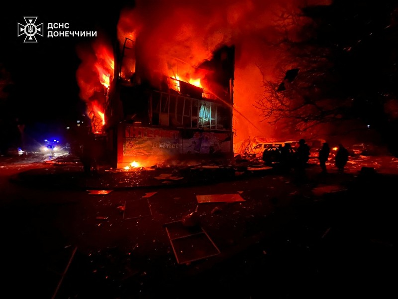 Petugas pemadam kebakaran bekerja pada lokasi pemukiman yang terkena serangan militer Rusia di kota Dobropillia, wilayah Donetsk, Ukraina, Sabtu (8/3/2025). (Donetsk region/Handout via REUTERS)