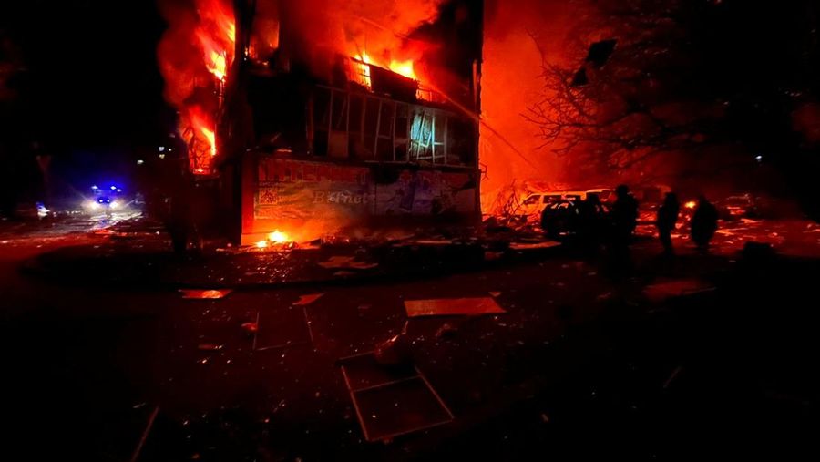 Petugas pemadam kebakaran bekerja pada lokasi pemukiman yang terkena serangan militer Rusia di kota Dobropillia, wilayah Donetsk, Ukraina, Sabtu (8/3/2025). (Donetsk region/Handout via REUTERS)