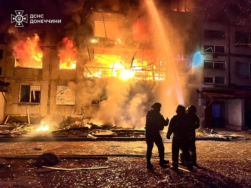 Petugas pemadam kebakaran bekerja pada lokasi pemukiman yang terkena serangan militer Rusia di kota Dobropillia, wilayah Donetsk, Ukraina, Sabtu (8/3/2025). (Donetsk region/Handout via REUTERS) Petugas pemadam kebakaran bekerja pada lokasi pemukiman yang terkena serangan militer Rusia di kota Dobropillia, wilayah Donetsk, Ukraina, Sabtu (8/3/2025). (Donetsk region/Handout via REUTERS)
