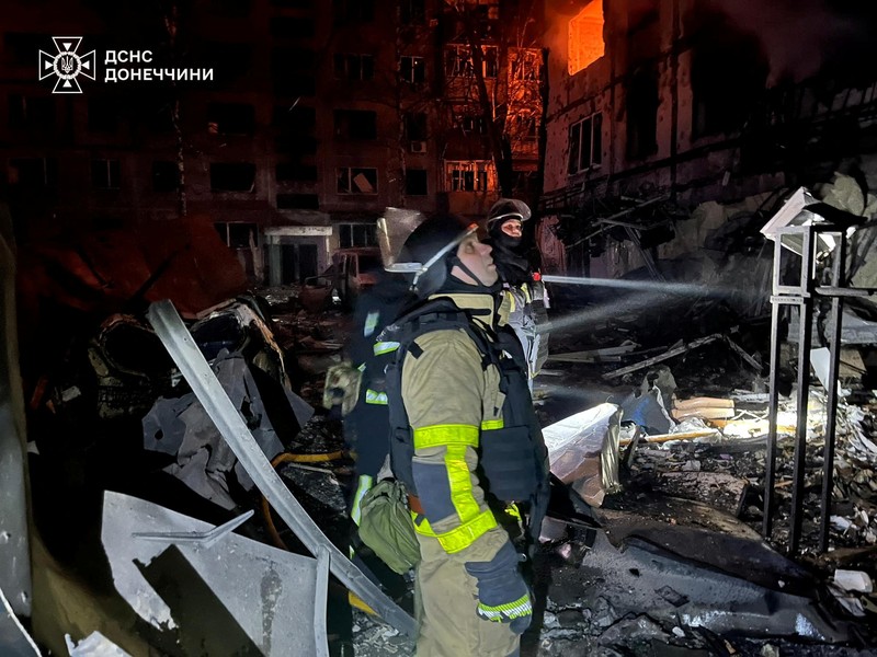 Petugas pemadam kebakaran bekerja pada lokasi pemukiman yang terkena serangan militer Rusia di kota Dobropillia, wilayah Donetsk, Ukraina, Sabtu (8/3/2025). (Donetsk region/Handout via REUTERS)