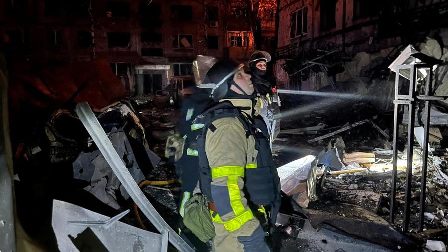 Petugas pemadam kebakaran bekerja pada lokasi pemukiman yang terkena serangan militer Rusia di kota Dobropillia, wilayah Donetsk, Ukraina, Sabtu (8/3/2025). (Donetsk region/Handout via REUTERS)