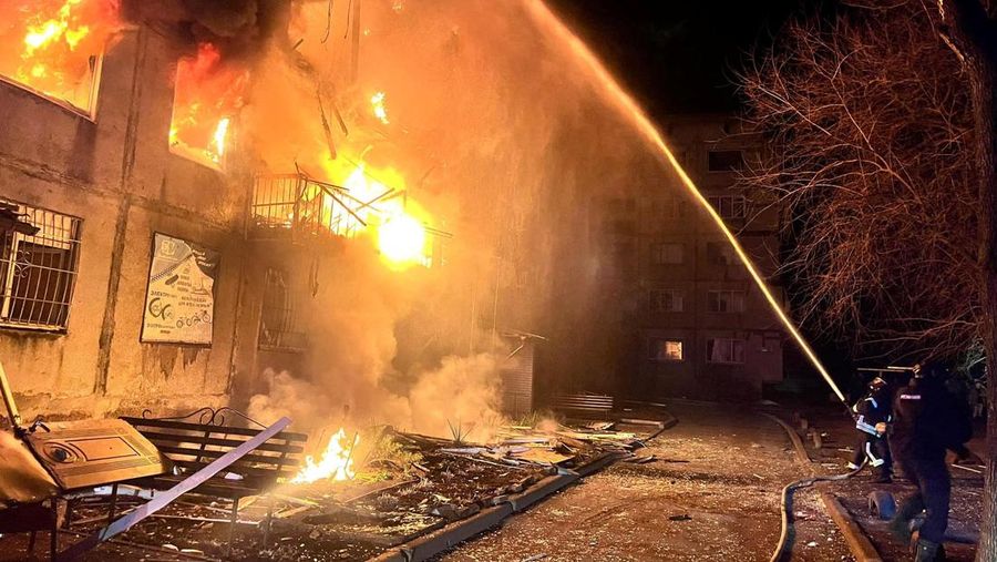 Petugas pemadam kebakaran bekerja pada lokasi pemukiman yang terkena serangan militer Rusia di kota Dobropillia, wilayah Donetsk, Ukraina, Sabtu (8/3/2025). (Donetsk region/Handout via REUTERS)