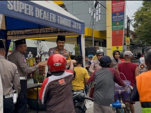 Ratusan Paket Takjil Gratis Dibagikan ke Warga Kediri