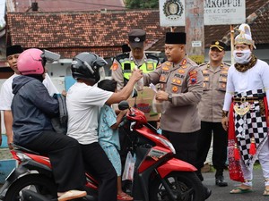 Momen Kapolres Wonogiri Bagikan Ratusan Takjil Gratis ke Pengguna Jalan