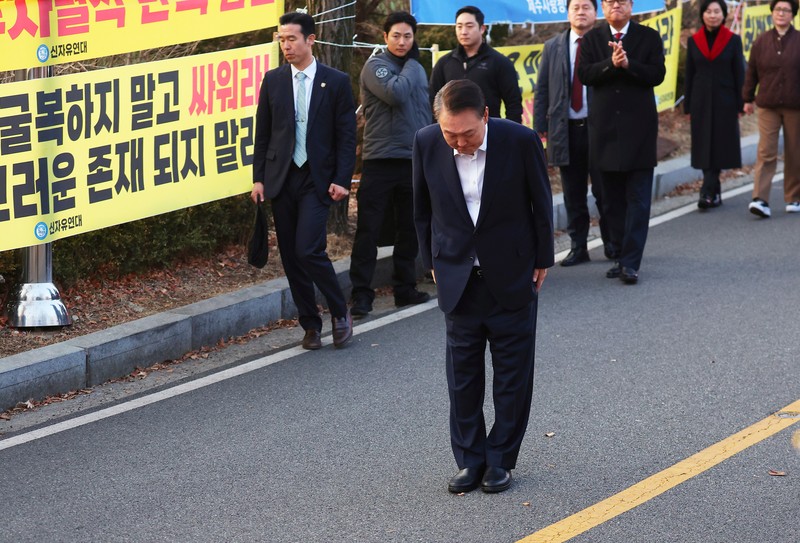 Presiden Korea Selatan (Korsel) yang dimakzulkan Yoon Suk Yeol dibebaskan dari tahanan pada hari Sabtu (8/3/2025). Presiden Korea Selatan (Korsel) yang dimakzulkan Yoon Suk Yeol dibebaskan dari tahanan pada hari Sabtu (8/3/2025). (Kim Do-hun/Yonhap via AP)