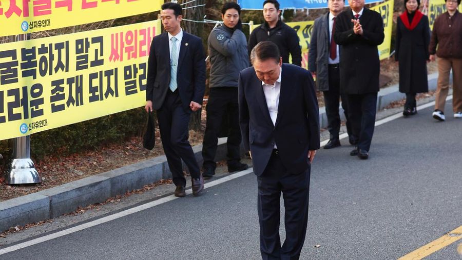 Presiden Korea Selatan (Korsel) yang dimakzulkan Yoon Suk Yeol dibebaskan dari tahanan pada hari Sabtu (8/3/2025). (Kim Do-hun/Yonhap via AP)