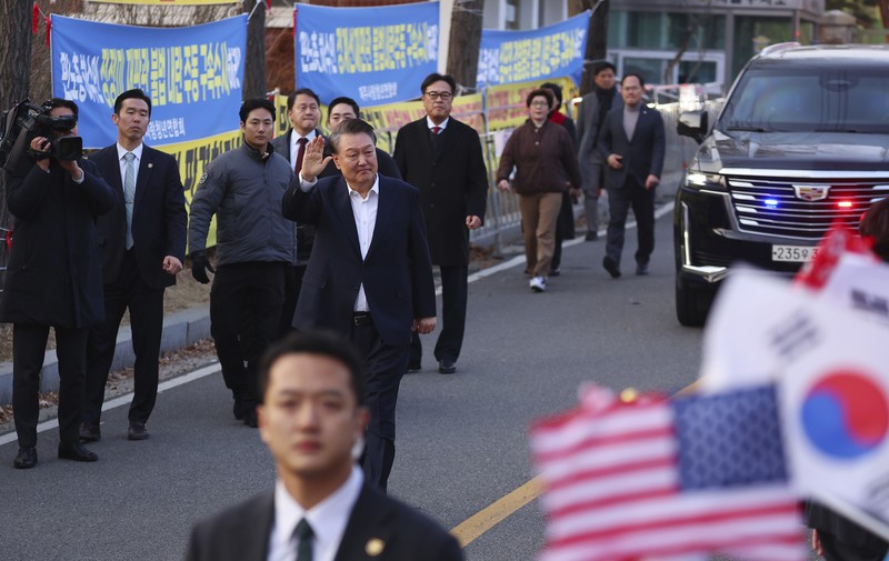 Presiden Korea Selatan (Korsel) yang dimakzulkan Yoon Suk Yeol dibebaskan dari tahanan pada hari Sabtu (8/3/2025). Presiden Korea Selatan (Korsel) yang dimakzulkan Yoon Suk Yeol dibebaskan dari tahanan pada hari Sabtu (8/3/2025). (Kim Do-hun/Yonhap via AP)