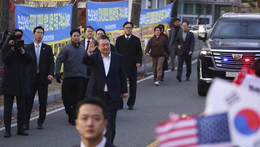 Presiden Korea Selatan (Korsel) yang dimakzulkan Yoon Suk Yeol dibebaskan dari tahanan pada hari Sabtu (8/3/2025). (Kim Do-hun/Yonhap via AP)