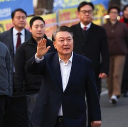 Momen Presiden Korsel Yoon Suk Yeol Bebas Dari Tahanan