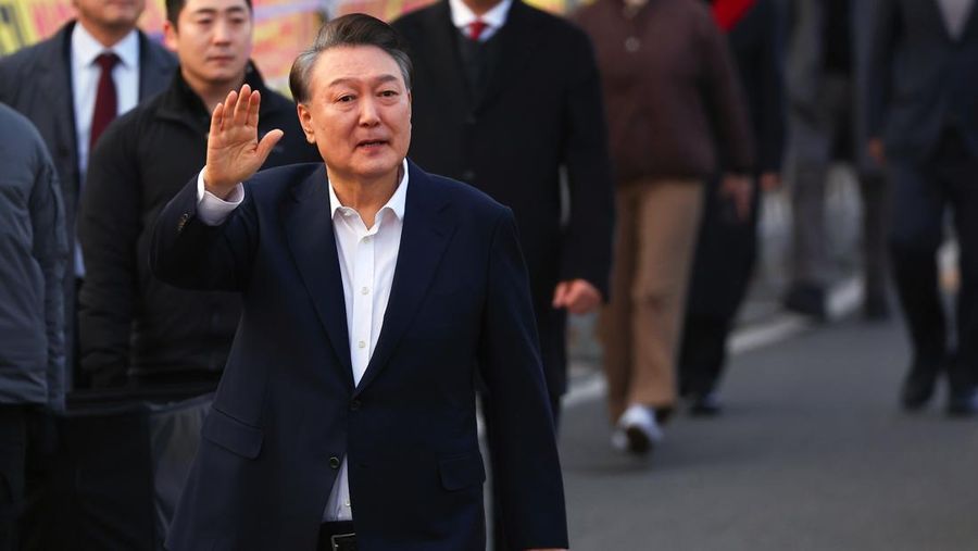 Presiden Korea Selatan (Korsel) yang dimakzulkan Yoon Suk Yeol dibebaskan dari tahanan pada hari Sabtu (8/3/2025). (Kim Do-hun/Yonhap via AP)