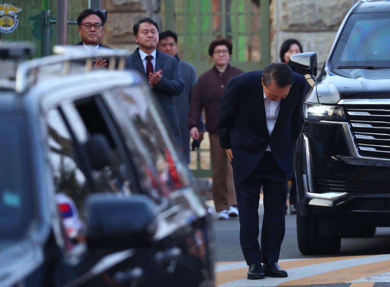 Presiden Korea Selatan (Korsel) yang dimakzulkan Yoon Suk Yeol dibebaskan dari tahanan pada hari Sabtu (8/3/2025). (Kim Do-hun/Yonhap via AP)