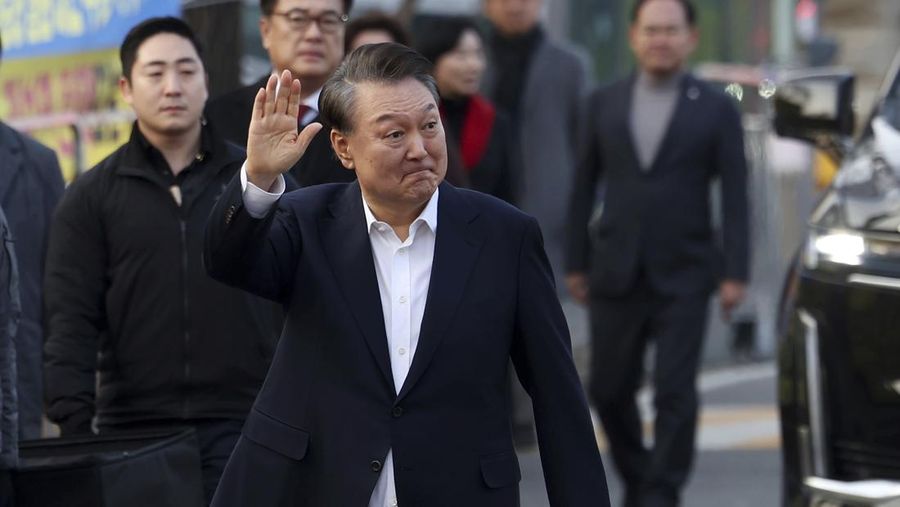 Presiden Korea Selatan (Korsel) yang dimakzulkan Yoon Suk Yeol dibebaskan dari tahanan pada hari Sabtu (8/3/2025). (Hong Hyo-shik/Newsis via AP)