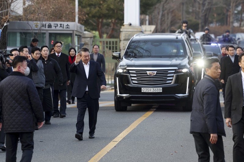 Presiden Korea Selatan (Korsel) yang dimakzulkan Yoon Suk Yeol dibebaskan dari tahanan pada hari Sabtu (8/3/2025). Presiden Korea Selatan (Korsel) yang dimakzulkan Yoon Suk Yeol dibebaskan dari tahanan pada hari Sabtu (8/3/2025). (Kim Do-hun/Yonhap via AP)