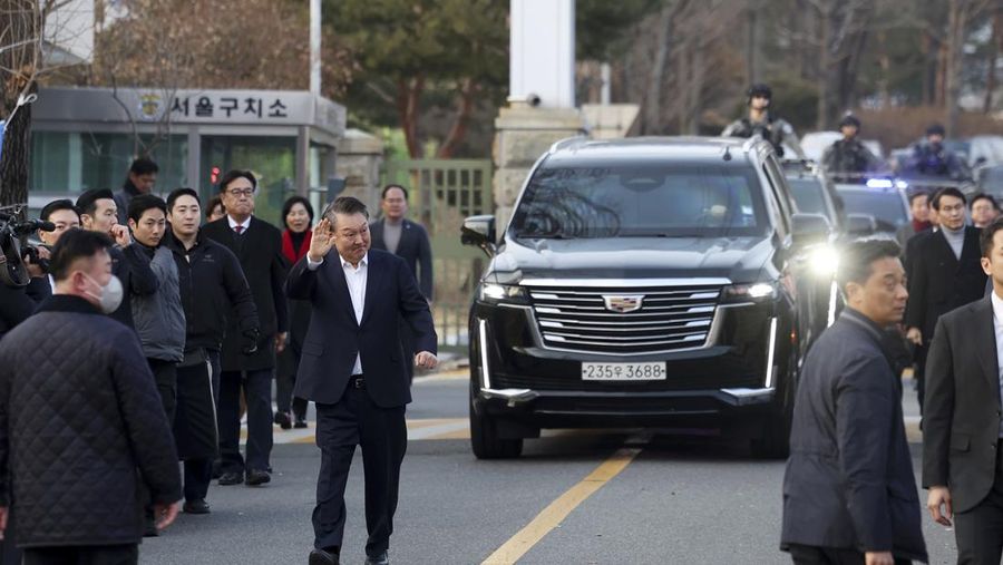 Presiden Korea Selatan (Korsel) yang dimakzulkan Yoon Suk Yeol dibebaskan dari tahanan pada hari Sabtu (8/3/2025). (Kim Do-hun/Yonhap via AP)