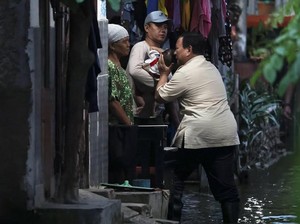 Video: Momen Prabowo Tinjau Banjir Bekasi, Buka Puasa di Rumah Warga