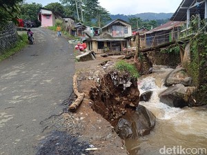 Korban Banjir Puncak Bogor Butuh Bantuan Tempat Tidur-Alat Masak