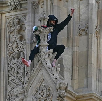 Detik-Detik Pria Nekat Panjat Menara Elizabeth Bawa Bendera Palestina